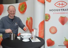 Actiefoto! Peter Rombouts van Coöperatie Hoogstraten ontdeed de aardbeien van hun kroontjes.